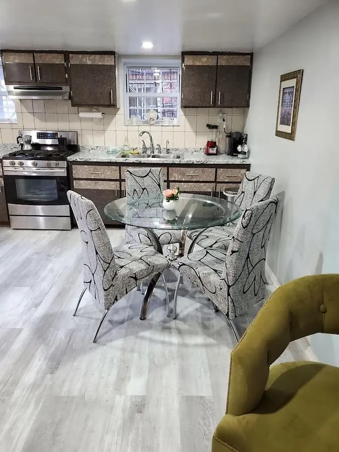 Lovely 2 Bedroom Apartment With 2 Entrance And Parking New York