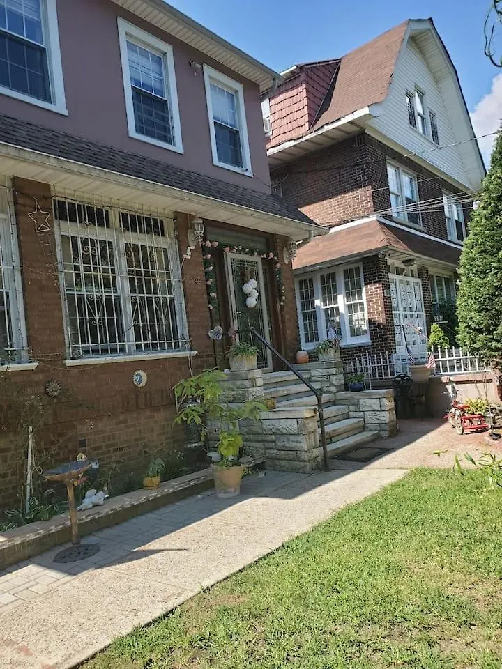 Lovely 2 Bedroom Apartment With 2 Entrance And Parking New York
