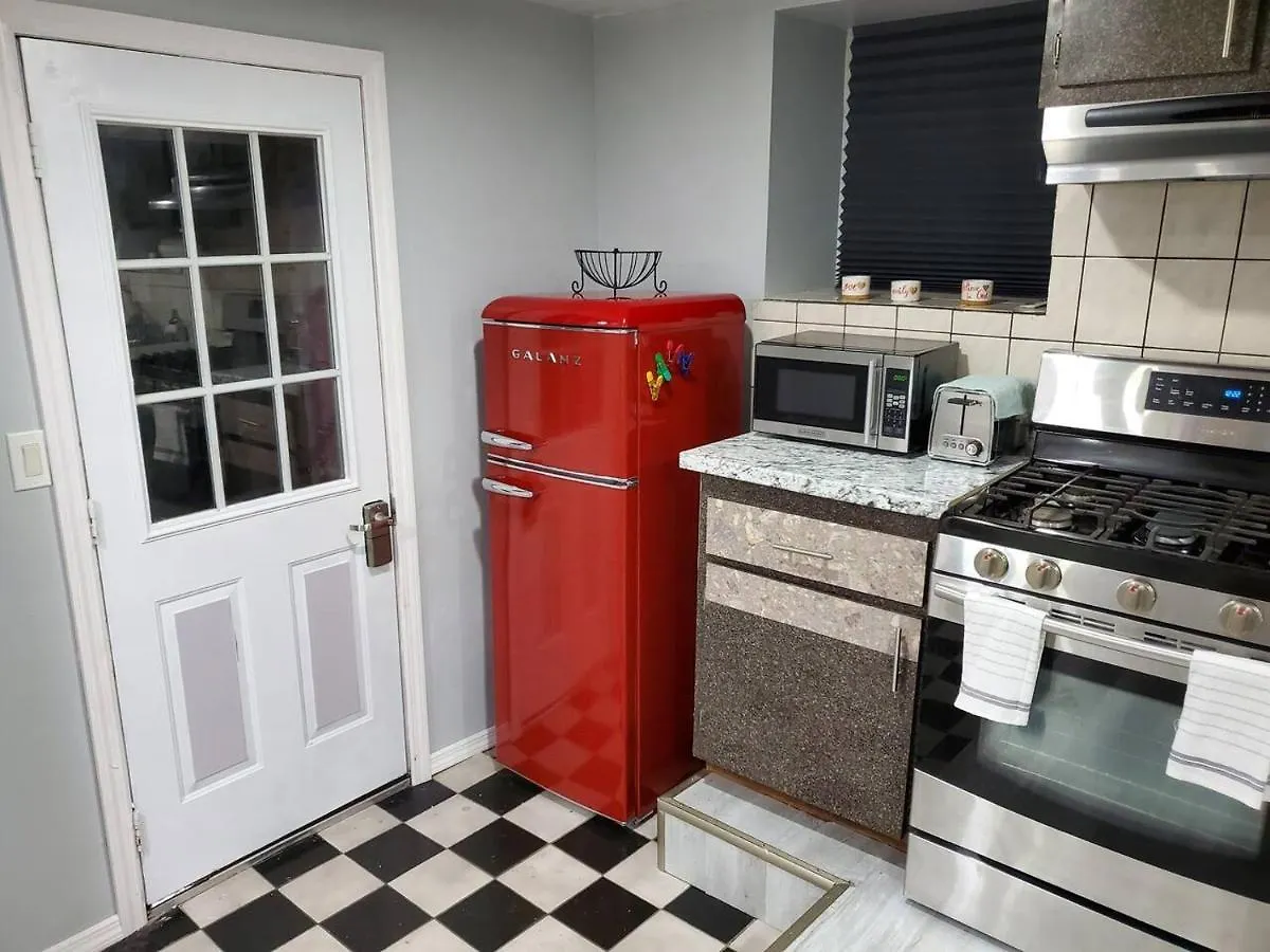 Lovely 2 Bedroom Apartment With 2 Entrance And Parking New York
