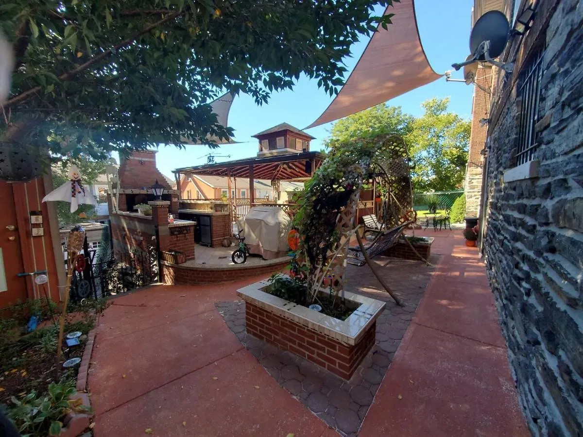 Lovely 2 Bedroom Apartment With 2 Entrance And Parking New York